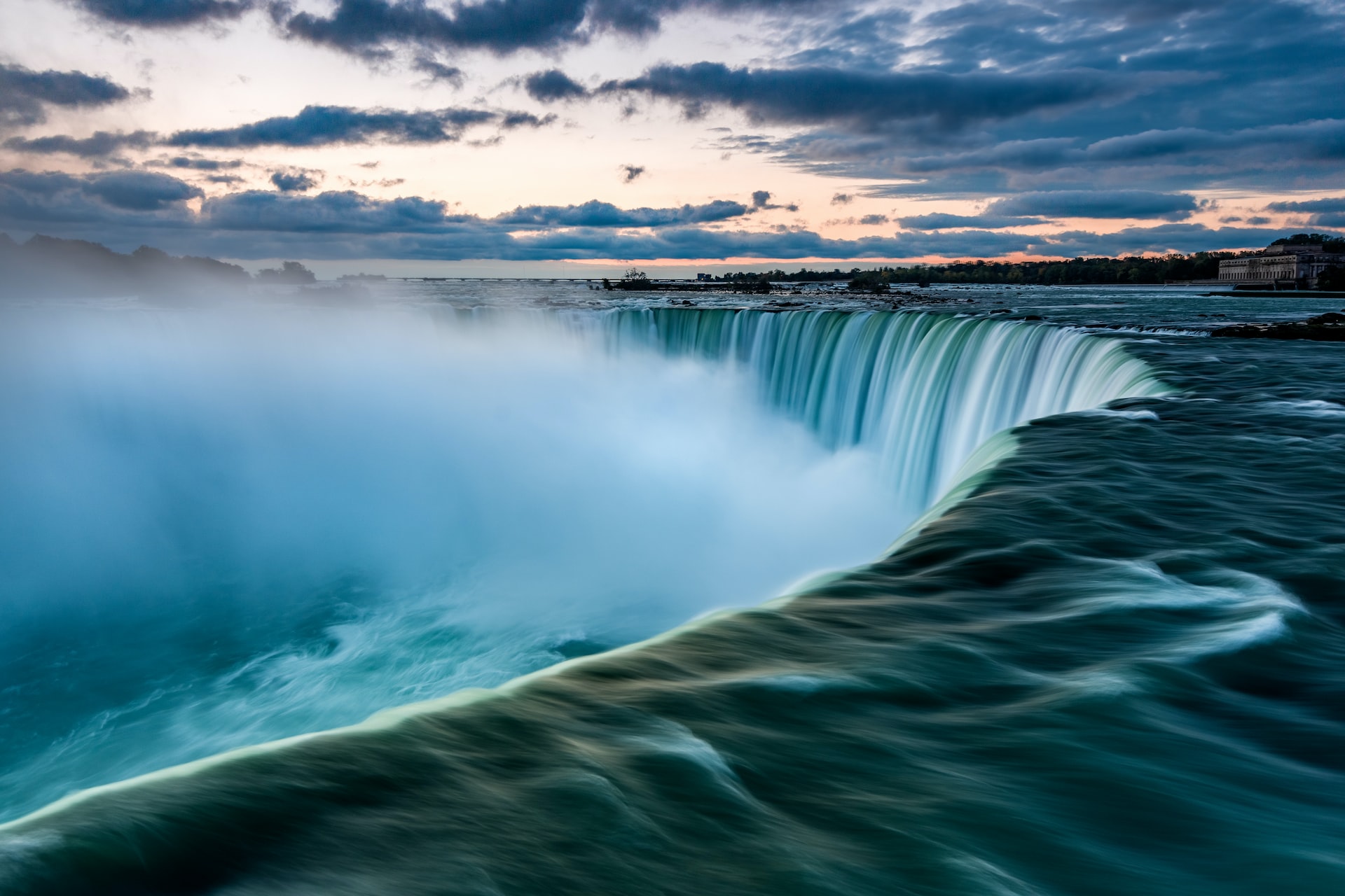 Experience the Beauty and Power of Niagara Falls: Travel Guide