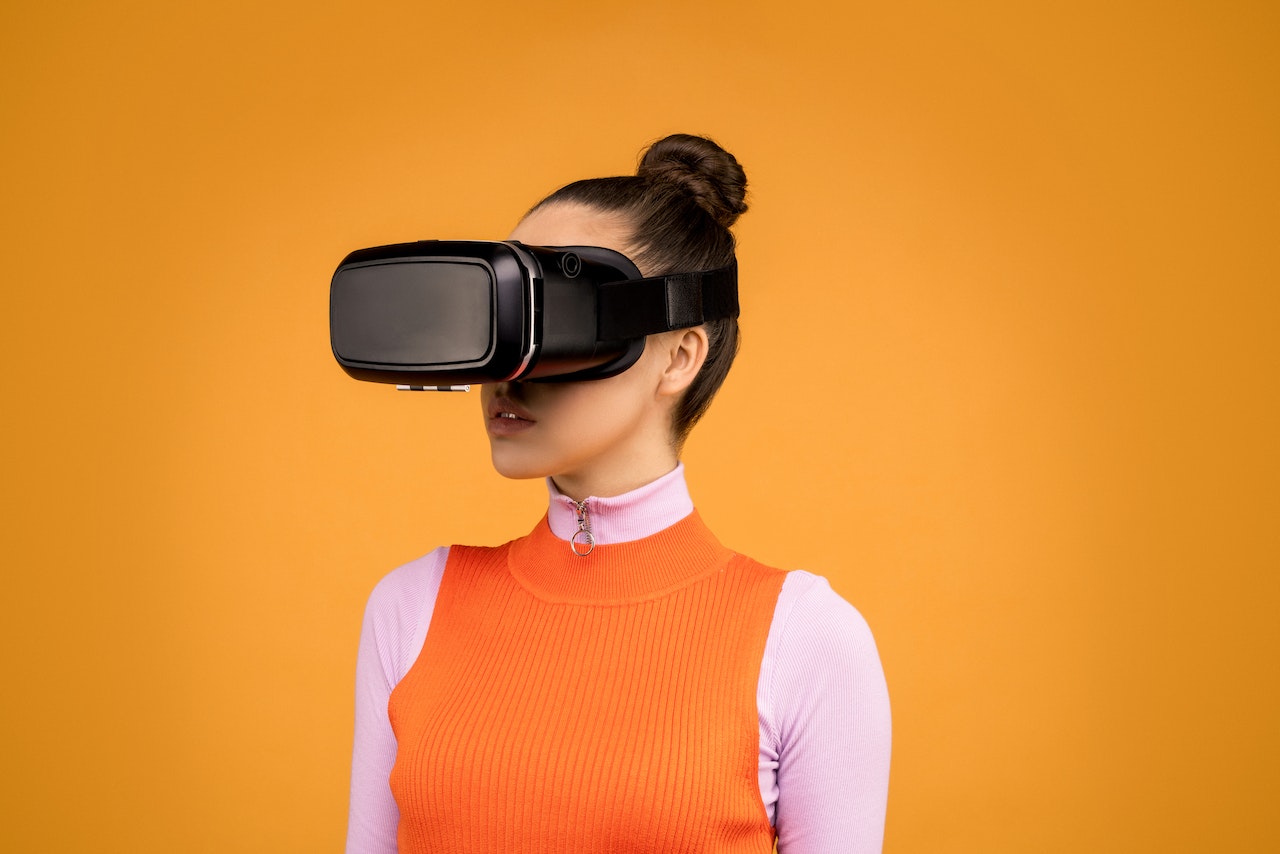 Virtual Reality Applications: Top 11 Industries Using Virtual Reality in 2023