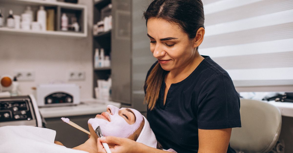 The Difference Between Cosmetologists and Estheticians